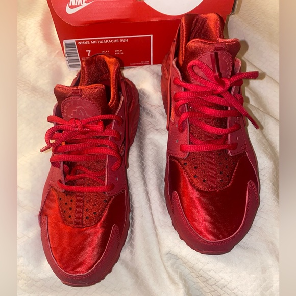 Women’s size 7 Nike Gym Red huarache never worn with box - Picture 1 of 4